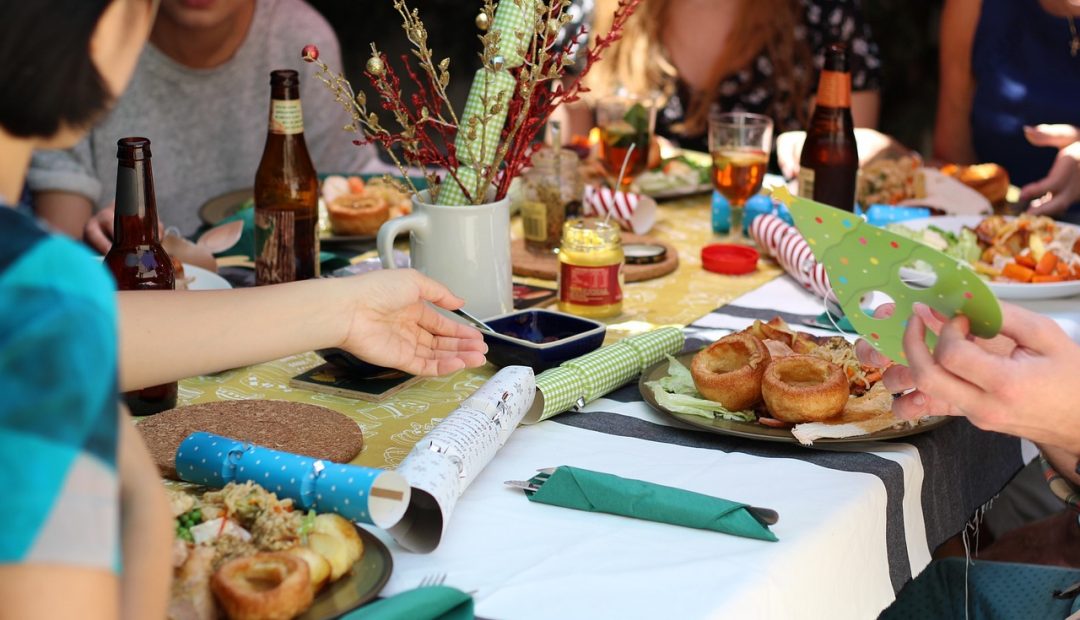 friends, celebration, dinner-581753.jpg